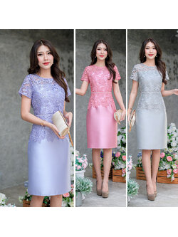 kudapy เดรสสั้นสีชมพู/สีเทา/สีม่วง ลูกไม้เงาทอลายแน่นสวย ลูกไม้คัดเกรด ซูมดูเนื้อผ้าได้เลย ป็นทรงแขนสั้น เอวต่อ แต่งเชิงผ้าสวยช่วงปลายเสื้อ รอบเอวประดับด้วยมุกหวาน