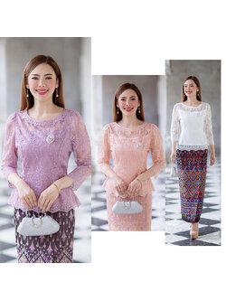 kudapy (เฉพาะเสื้อ) เสื้อลูกไม้สีม่วง/สีชมพู/สีขาว ตัวเสื้อใช้ผ้าลูกไม้ใยบวบเนื้อดีลายลูกไม้แน่นทั้งตัว คอกลมสูง ตัวเสื้อมาพร้อมซับในเนื้อดีในตัว มีซิปหลังสวมใส่ง่าย