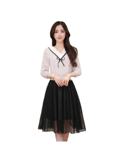 kudapy เดรสสั้นสีขาวดำ ช่วงบนแต่งลูกไม้ กระโปรงผ้าตาข่าย แต่งโบว์และปักมุกช่วงอก เอวสม๊อค จั้มปลายแขน มีซับใน ใส่ทำงาน