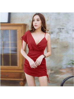 kudapy เดรสสายเดี่ยวข้างเดียว ไหล่รูดเชือกผูกโบว์ ทรงคอวีไหว้ ข้างกระโปรงทั้ง 2 ข้าง