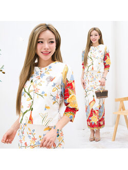 kudapy ชุดเซ็ทเสื้อ+ผ้าถุง พิมพ์ลายปาเต๊ะสีครีมแดงลายดอกไม้ เสื้อกระดุมหน้าทรงเรือนต้น แขนสามส่วน กระโปรงซิปหลังตะขอเกี่ยว จีบหน้า สำเนา