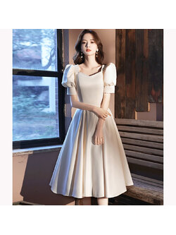 kudapy ชุดเดรสสีครีมผ้าซาติน ดีไซน์สวยแขนเสื้อทรงตุ๊กตา คอเหลี่ยม แต่งคอเสื้อด้วยมุกสีขาวครีมเม็ดเล็กๆ