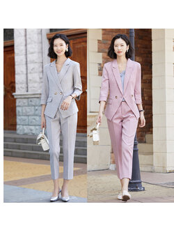 kudapy ชุดสูททำงานผู้หญิงสีเทา/สีชมพู แต่งกระดุมหน้าแขนห้าส่วนพร้อมกางเกง จุดเด่นของชุดนี้คือได้ลุคที่สดใส