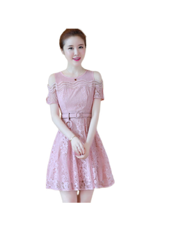 kudapy ชุดเดรสสั้นผ้าลูกไม้สีชมพูอมส้ม แขนสั้นโชว์ไหล่ กระโปรงทรงบาน มาพร้อมเข็มขัดสีชมพู งานซิบหลังอย่างดีน้าาา