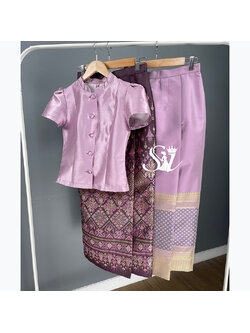 kudapy ชุดไทยจิตรลดาทรงไหล่จีบ แขนสั้น มาพร้อมกับผ้าถุงไหมแพรทิพย์ทอลายการบิน