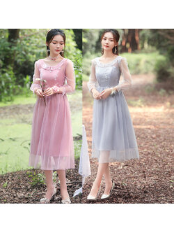 kudapy ชุดราตรีออกงานคลุมเข่าสีถั่วแดง/สีเท แขนยาวซีทรู ตัวเสื้อปักลายดอกไม้ ซิบด้านข้างลำตัว สม๊อกหลัง กระโปรงผ้าโปร่ง มีซับใน มีฟองน้ำซับในช่วงหน้าอก