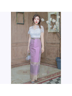 kudapy เซทเสื้อลูกไม้คอหยัก ผ้าไหมฝรั่งเศส มีซับใน 2 ชั้น อย่างดี ซิปซ่อนหลัง ทรงสวยเข้ารูป มาพร้อมกับผ้าถุงสำเร็จรูป ซิปหลัง ไหมแพรทิพย์ทอลายการบิน อัดกาว