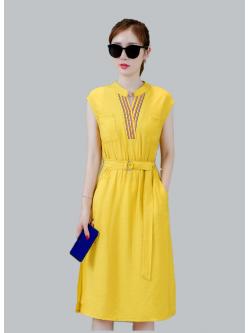 ชุดเดรสสีเหลืองนวล ผ้าคอตตอน ไหล่บ่าล้ำ