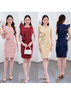 kudapy เดรสสั้นสีทอง/สีแดง/สีกรม/สีชมพู แขนกุด แต่งระบายไหล่พริ้ว ทรงสอบตีเกร็ดหน้า โชว์เอวเอสเคิร์ฟ