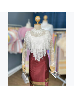 kudapy เสื้อลูกไม้สีขาว(เฉพาะเสื้อ) คอตั้ง คัตติ้งระบายย้วยย่นทรง V-Shape ด้านหน้า