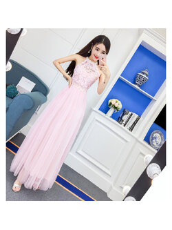 kudapy เดรสยาวออกงานสีชมพู คล้องคอปักมุก+เพชรรอบคอและเอว ช่วงหน้าอกเป็นผ้าถัก กระโปรงเป็นผ้ามุ้ง