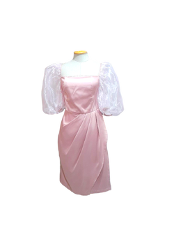 kudapy เดรสสั้นสีชมพูคอเหลี่ยมเอวจับจีบแต่งระบายข้าง แขนตุ๊กตาผ้าแก้วปลายแขนจั๊ม ตัวเดรสเป็นผ้าซาตินเนื้อนิ่มใส่สบายงานมีซับในซิปหลังอย่างดี