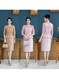 kudapy เดรสผ้าไหม ผสมผสานงานผ้าลูกไม้ใยบวบ ตัวเสื้อเป็นทรงแขนศอก อกซีทรู งานจับจีบทวิสรอบเอวแต่งด้วยลูกไม้ชิ้นเล็ก