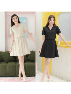 kudapy เดรสแขนสั้นคอวี สีดำ/สีนูทครีม ตัดต่อกระโปรงพลีทจับจีบใหญ่น่ารัก ทรงสวยเข้าเอว ผ้าเนื้อนิ่มรีดง่าย