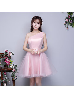 kudapy ชุดราตรีสั้นสีชมพูไหล่เฉียง ผ้าซาตินเนื้อเงา ด้านหลังร้อยเชือกผูกหลังเก๋ๆ