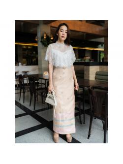 kudapy เซท 2ชิ้น เสื้อลูกไม้สีขาว+ผ้าถุงโทนสีทอง เสื้อลูกไม้แขนแขนกุด แต่งระบายรอบอก