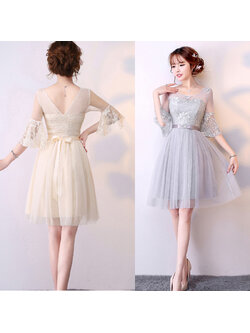 kudapy ชุดราตรีสั้นไปงานแต่งงาน สีเทา/สีครีมเบจ แขนยาวสามส่วน ผ้าลูกไม้ประดับลวดลาย ปลายแขนแต่งระบายสวยงาม เอวสม็อคหลังยืดได้ตามตัว