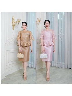 kudapy เดรสผ้าไหมเอวระบาย งานผ้าไหมแต่งลูกไม้ปักลาย คอกลม แขนคลุมศอก เอวต่อทรงระบายเป็นงานผ้าไหมและลูกไม้เย็บคลุม