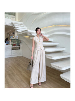 kudapy เซ็ทเสื้อแขนกุดเข้ารูปมาพร้อมกับกางเกงขายาวทรงปล่อย ตัวเสื้อแต่งกระดุมจริงสีทองปลายทรงแหลม