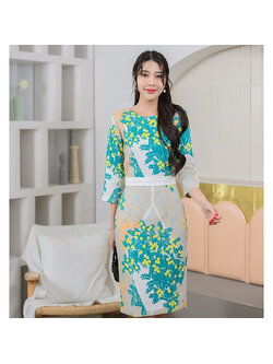 kudapy เดรสสั้นสีน้ำตาลอมเทาอ่อน ทรงสอบแขน3ส่วน ผ้าแจแปน พื้นน้ำตาลอมเทาอ่อน ลายต้นไม้สีเขียว สลับมีดอกสีเหลืองสดใส