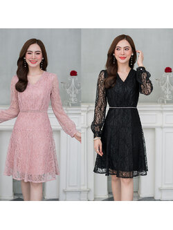 kudapy เดรสสั้นสีดำ/สีชมพู ลูกไม้แขนยาวคอวี มีดีเทลแต่งมุกรอบเอว ผ้าลูกไม้ลายสวย มีประกายวิ้งๆเวลาโดนไฟ ทรงสวยหวาน