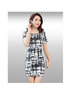 kudapy ชุดเดรสครีมอ่อน แฟชั่นแต่งลายขาวดำทรงสวมคอกลมแขนสั้น