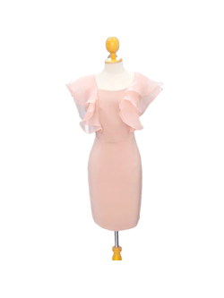 kudapy ชุดเดรสสั้นคอเหลี่ยมแขนระบายผ้าแก้วสีชมพูนู้ด เดรสสั้นทรงเอกงานซับในซิปหลังอย่างดี เนื้อผ้าไฮโซฟี่คล้ายฮานาโกะอย่างดี