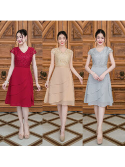 kudapy เดรสสั้นสีเทาซิลเวอร์/สีครีมทอง/สีแดง กระโปรงเลเยอร์สามชั้น เสื้อคอวีเป็นผ้าลูกไม้เลื่อม กระโปรงผ้าชีฟอง เอวตกแต่งอะไหล่ลูกไม้เป็นเข็มขัดดีเทลสวย