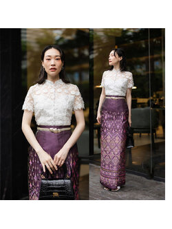 kudapy ชุดเซทลูกไม้ปัก 3D ดอกลอย ยกนูน สวยมาก คอจีน ซับใน 2 ชั้น อย่างดี แต่งมุขเรียงยาวถึงชายเสื้อ ซิปหลัง มาพร้อมกับผ้าถุงสำเร็จรูป