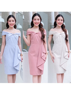 kudapy เดรสสั้นสีชมพู/สีฟ้า ทรงสอบ เปิดบ่าจับทวิช ช่วงอก จีบระบายสะโพก กระโปรงสอบทรงดินสอ เก็บทรง ผ่าหลังเดินง่าย ซิปหลังยาว