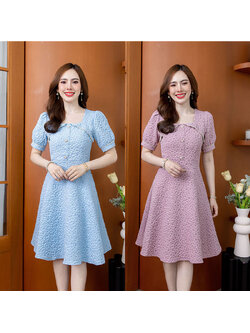 kudapy เดรสสั้นสีฟ้า/สีชมพู ผ้าปั้มลายดอก ผ้าสวยมีมิติ มาในแพทเทิร์นสวยหวาน มีดีเทลแต่งมุกช่วงอกและปลายแขน มีกระดุมมุก สวยหวาน