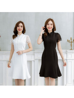 kudapy เดรสสั้นคอจีน สีขาว/สีดำ ผ้าพื้นแขนลูกไม้พรีเมียม ช่วงแขนเป็นลูกไม้ปักสองชั้น มีดีเทลกระดุมหน้าถอดได้จริง ช่วงกระโปรงเป็นระบายชายสวยกำลังดี