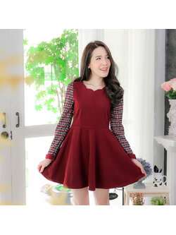 kudapy เดรสสั้นสีแดง สวยๆ ต่อแขนลายสก็อต ช่วงอกตัดเป็น curve หยักน่ารักๆ ทรงสวยต่อกระโปรงเป็นทรงสวิง ใส่สวยเป๊ะ