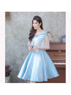 kudapy ชุดเดรสผ้าไหมปาดไหล่สีฟ้า มีเข็มกลัดแถมค่ะ รอบอกแต่งระบายลูกไม้สีขาว