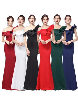 kudapy ชุดราตรียาวสีแดงไวน์,สีแดงสด,สีน้ำเงินกรมท่า,สีขาว,สีเขียว,สีดำ เดรสไหล่เฉียงข้างแต่งดีเทลเลเยอร์ ไหล่เบี่ยงทรงเข้ารูป ชุดนี้แป้ะมากค่ะ