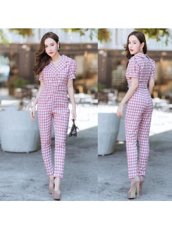 kudapyจั้มสูทสีชมพู ลายสก๊อตคอปก แขนพอง กระดุมหน้า ขาทรงกระบอก