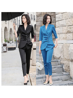 kudapy ชุดสูททำงานผู้หญิงสีดำ/สีฟ้า แต่งกระดุมแถวพร้อมกางเกง จุดเด่นของชุดนี้คือการออกแบบเพิ่มดีเทลกระดุมด้านหน้า