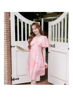 kudapy เดรสสั้นสีชมพู ตัวเสื้อเป็นคอวีจับจีบเดรปที่อก ผ้าโพลีเอสเตอร์ กระโปรงทรงเอบาน ซิปซ่อนด้านหลัง