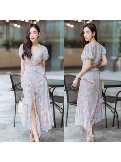 kudapy แม็กซี่เดรสผ้าพริ้วพิมพ์ลายดอกไม้ คอวีทบ แขนตุ๊กตา กระโปรงผ่า ขลิบขอบแต่งระบาย สวยสะพรึง