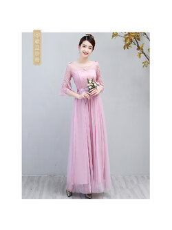 kudapy เดรสยาวออกงานสีถั่วแดงกะปิ ตัวเสื้อปักลายผีเสื้อ แขนระบาย ด้านหลังลำตัวเป็นสม๊อกยืดหยุ่นได้ เอวคาดผ้าริ้บบิ้น มีซิบด้านข้างลำตัว กระโปรงผ้าโปร่ง