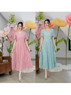 kudapy เดรสยาวผ้าลูกไม้เนื้อนุ่มนิ่ม คอวีแขนสั้นชายกระโปรงแต่งระบาย ช่วงเอวเย็บแต่งประดับมุกรอบเอว เพิ่มความสวยหวาน