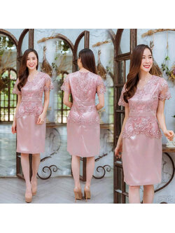 kudapy ชุดเดรสสั้นไปงานแต่ง เดรสผ้าไหมเนื้อเงาสีชมพูโรสโกลด์ ช่วงบนแต่งลูกไม้ เดรสใช้ผ้าซาตินเนื้อเงิาอย่างดีงานซับใน ซิบหลัง