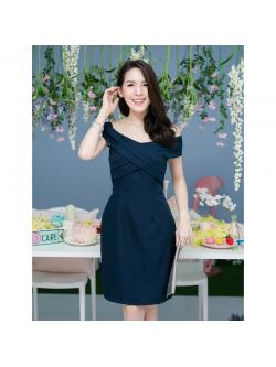 kudapy เดรสสั้นสีกรม ช่วงบนเป็นทรงแบบปาดไหล่ อกเย็บซ้อน2ทบไขว้อก ต่อด้วยกระโปรงทรงสอบ ชุดมีซับใน ซิปซ่อนด้านหลัง