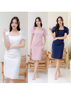 kudapy เดรสสั้นสีขาว/สีชมพุ/สีกรม/สีแดง ออกงานเรียบหรู ประดับเข็มกลัดเพชรสีแดง แขนตุ๊กตา แต่งด้วยโบว์ช่วงไหล่ ลุคคุณนายมากค่า เป็นงานซิปหลังน้า