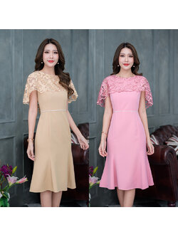 kudapy เดรสออกงานสไตล์หรูหรา ดีไซน์ตัวเดรสด้วยผ้าพื้นเนื้อดีตัดเย็บทรงหางปลา ช่วงบนคลุมไหล่ด้วยผ้าลูกไม้ปักเงา เป็นปีกคางคาว