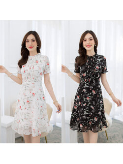kudapy เดรสสั้นสีขาว/สีดำ ชีฟองลายดอก มีดีเทลตีเกล็ดช่วงอก กระดุมหน้า คอจีบ ทรงสวยเรียบ หรู
