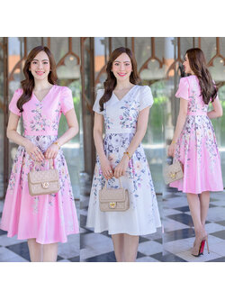 kudapy เดรสสั้นสีนมชมพู/ขาว ผ้าSatin silk พิมพ์ลวดลาย ลายผ้าสีคมชัด ลอกดอกคอวี แขนเป็นแบบทิวลิป พร้อมซับในและซิปซ่อนหลังใส่สบาย กระโปรเป็นแบบต่อเอวทวิสสวยมาก