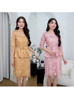 kudapy เดรสสั้นสีชมพูกลีบบัวอ่อน/สีเหลืองทองสีฟ้า คอเหลี่ยมที่แต่งดอกไม้รอบคอสวยสะดุดตา ช่วงเอวแต่งระบายติดเข็มเขัดโบว์ เป็นงานเย็บติดกับชุด