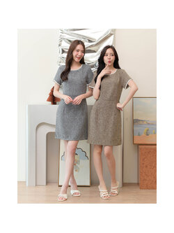 kudapy เดรสแขนสั้นคอกลม เนื้อผ้าทวีดมีกิมมิคลายทอใส่สบายแทบไม่ต้องรีด เพิ่มกิมมิคกุ๊นขอบคอและแขนด้วยผ้าทวีด จับเกล็ดเข้ารูปเอวสวย