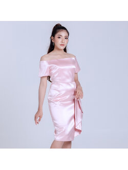 kudapy ชุดเดรสออกงานสีชมพู เปืดไหล่ ทรงเอเข้ารูปเอวจีบระบาย แนวเรียบหรู สวยดูดี ใส่ออกงาน ไปงานแต่งงาน งานราตรี